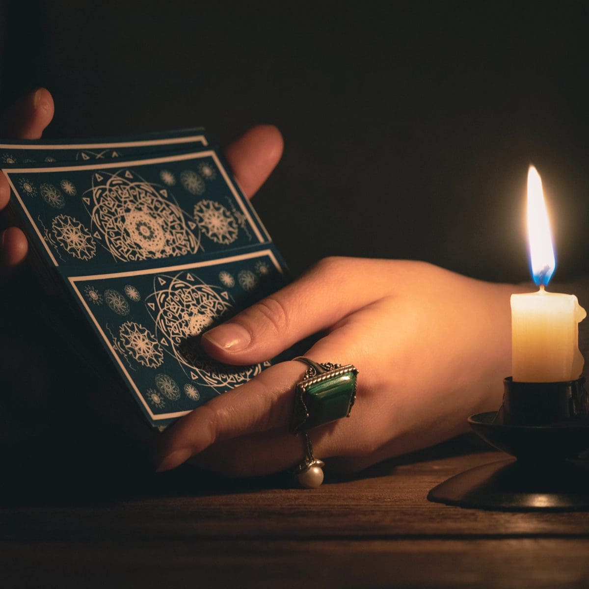 Lectura de cartas espiritual personalizada y confidencial